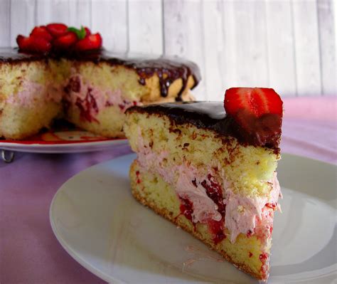 Бисквитный торт с клубникой