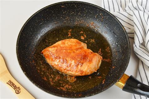 Жареная куриная грудка на сковороде