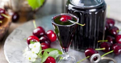Как сделать вишневую наливку в домашних условиях на водке из свежей вишни