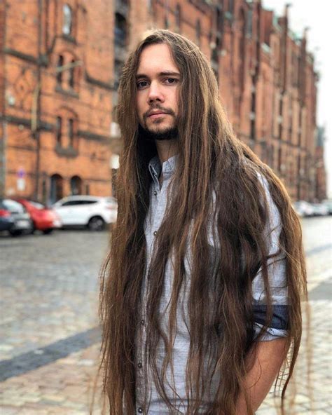 Мужчина с длинными волосами