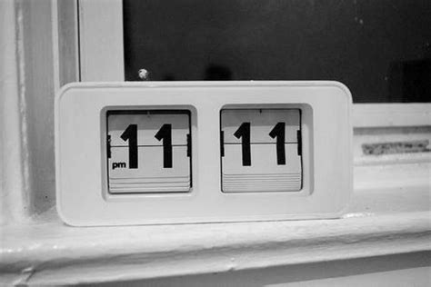 Одинаковые цифры на часах 11 11