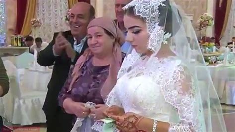 Почему невеста приседает перед женихом на турецкой свадьбе